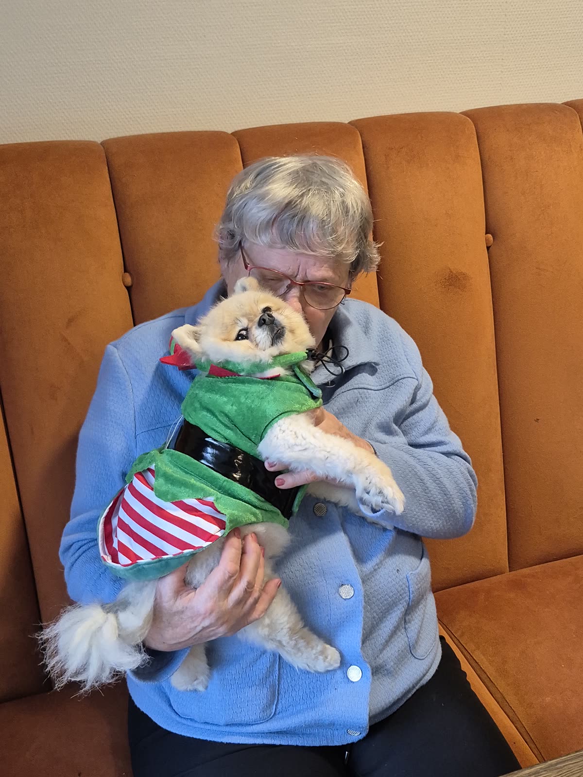 Even knuffelen met het hondje