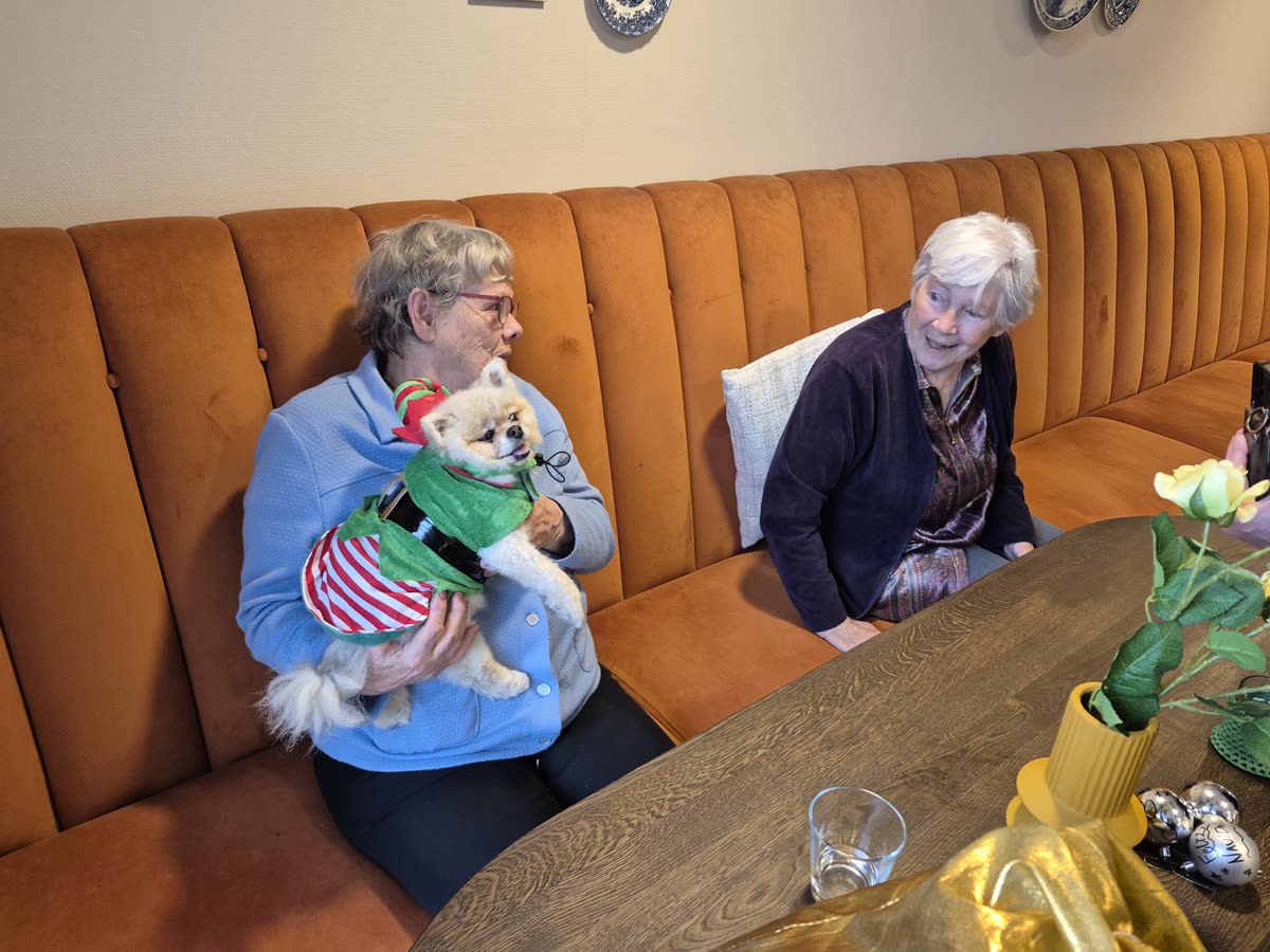 Samen op de bank met het hondje